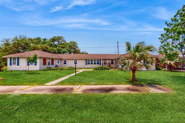 Charming duplex with fast WiFi 2 blocks from the bay- snowbirds welcome