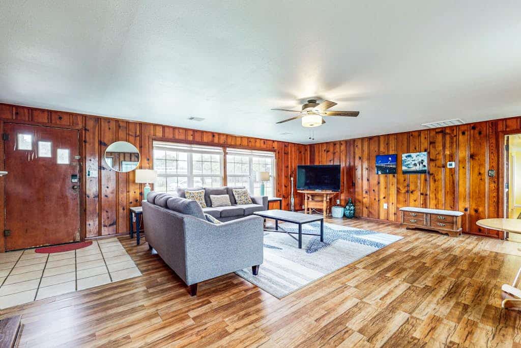 Charming duplex with fast WiFi 2 blocks from the bay- snowbirds welcome