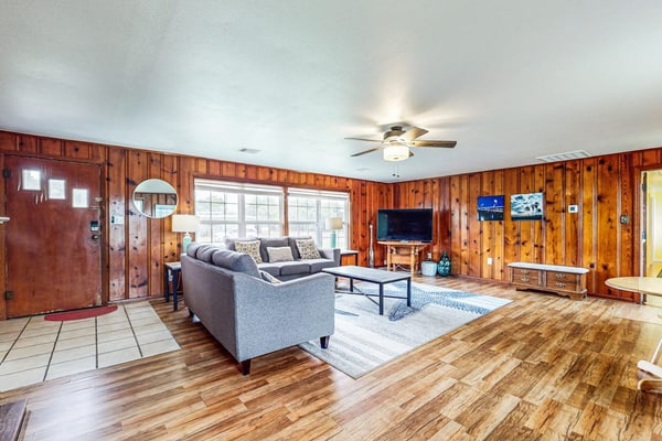 Charming duplex with fast WiFi 2 blocks from the bay- snowbirds welcome