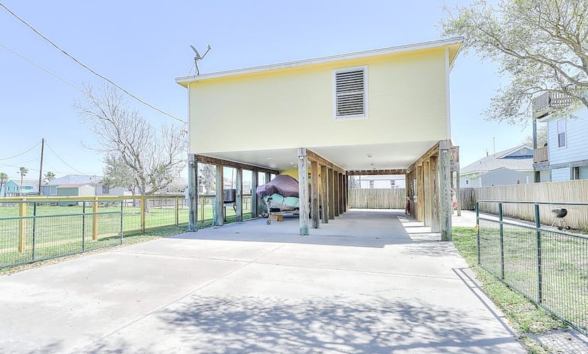 Ocean-view home with fast WiFi, central AC, and private washer/dryer
