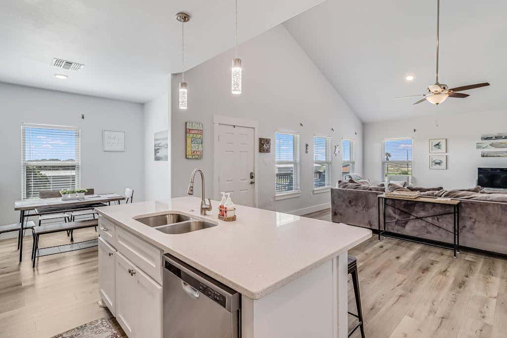 The Sea Glass Inn - Ocean Views, Yard & Dogs OK