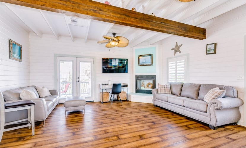 Ideal getaway steps from the beach with fast WiFi, central AC, deck, grill & W/D