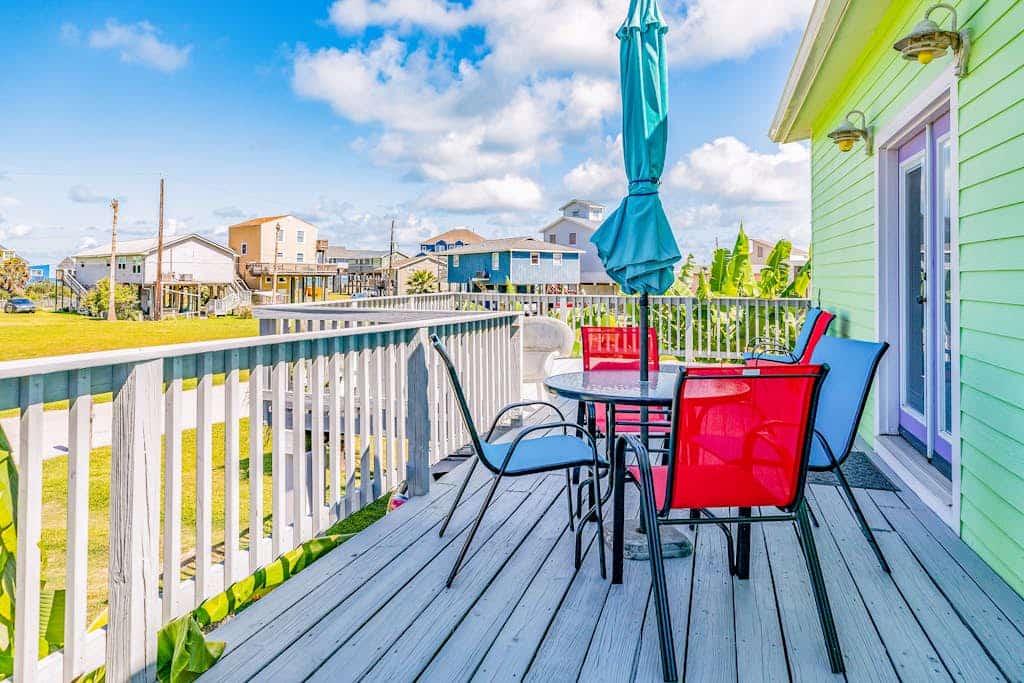 Ideal getaway steps from the beach with fast WiFi, central AC, deck, grill & W/D