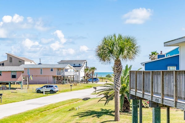 Ideal getaway steps from the beach with fast WiFi, central AC, deck, grill & W/D