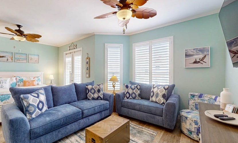 Cozy condo with kitchen, living room, WIFI & balcony, near the beach