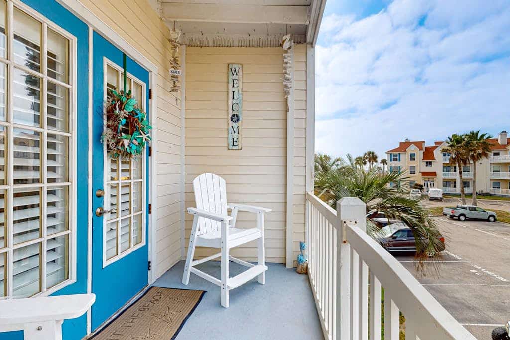 Cozy condo with kitchen, living room, WIFI & balcony, near the beach