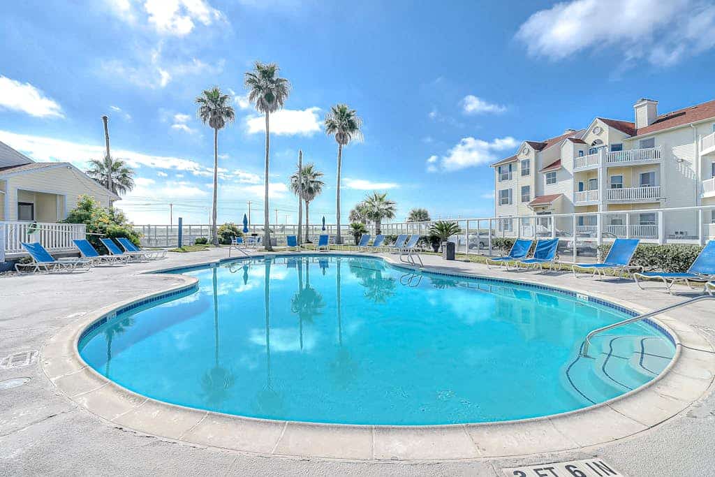Cozy condo with kitchen, living room, WIFI & balcony, near the beach