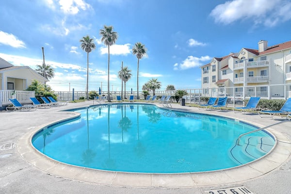 Cozy condo with kitchen, living room, WIFI & balcony, near the beach