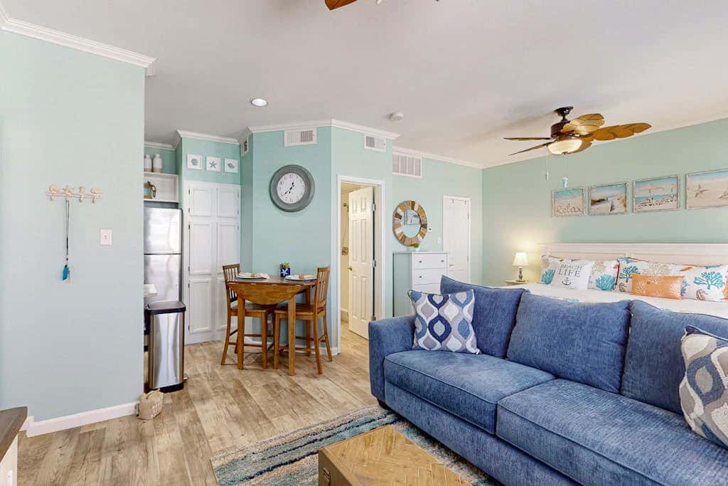 Island Getaway - Pool, Hot Tub & Sauna Near Beach