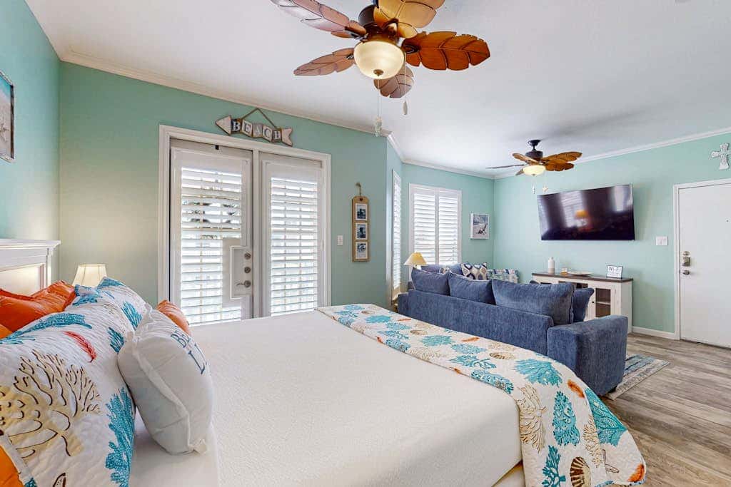 Island Getaway - Pool, Hot Tub & Sauna Near Beach