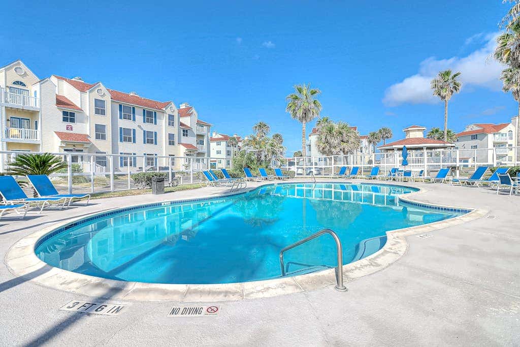 Island Getaway - Pool, Hot Tub & Sauna Near Beach