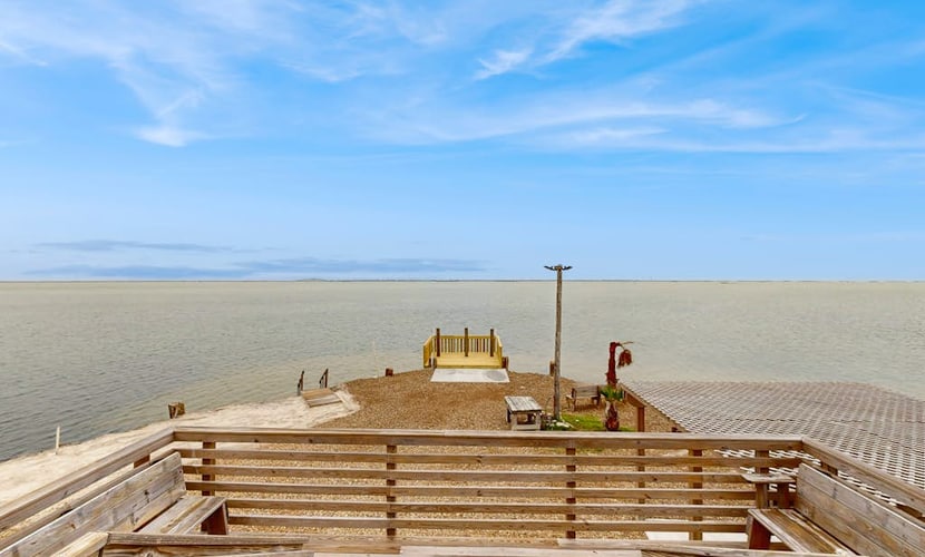 Waterfront cozy home w/kitchen, movie room, WIFI, hot tub, patio and great view