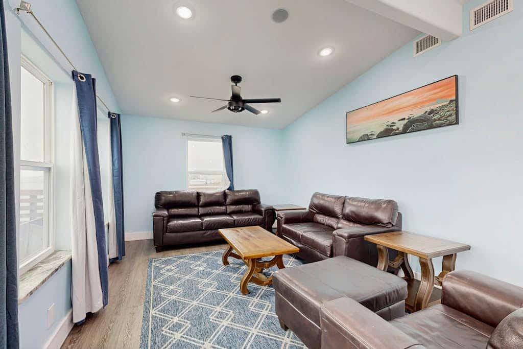 Waterfront cozy home w/kitchen, movie room, WIFI, hot tub, patio and great view
