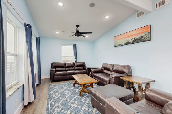 Waterfront cozy home w/kitchen, movie room, WIFI, hot tub, patio and great view