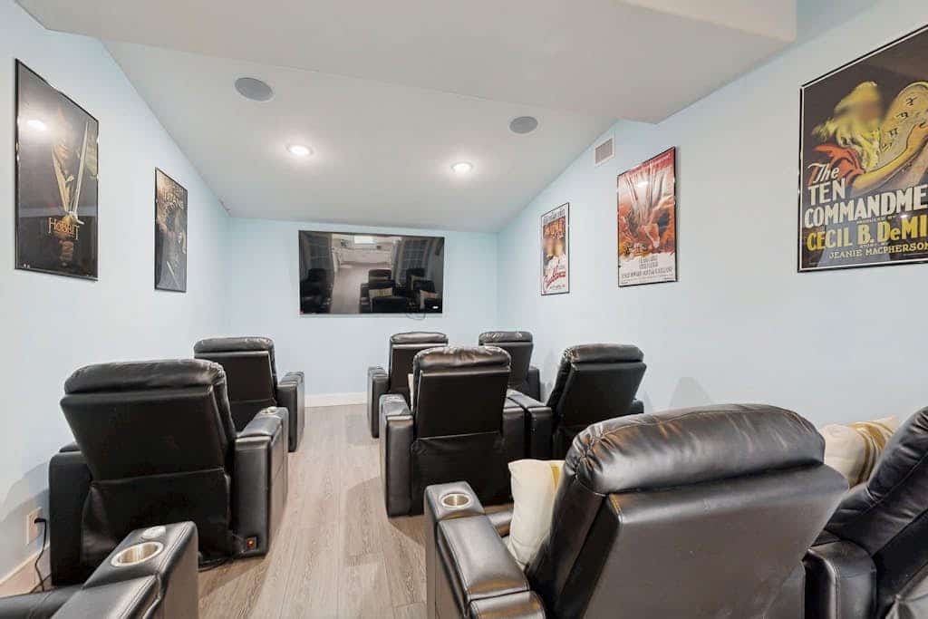 Waterfront cozy home w/kitchen, movie room, WIFI, hot tub, patio and great view