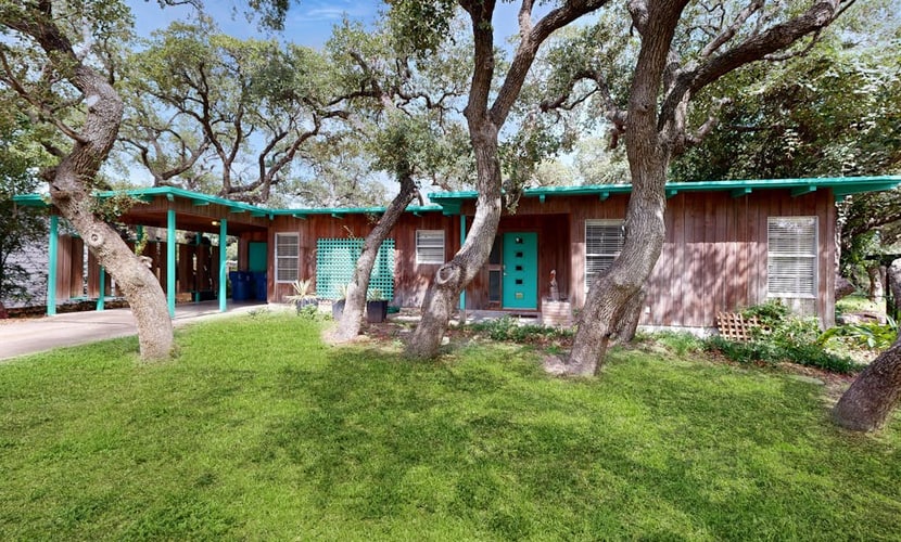 Zen Live Oak Living | Tranquil Backyard, Firepit, Grill | Lovely Lanai