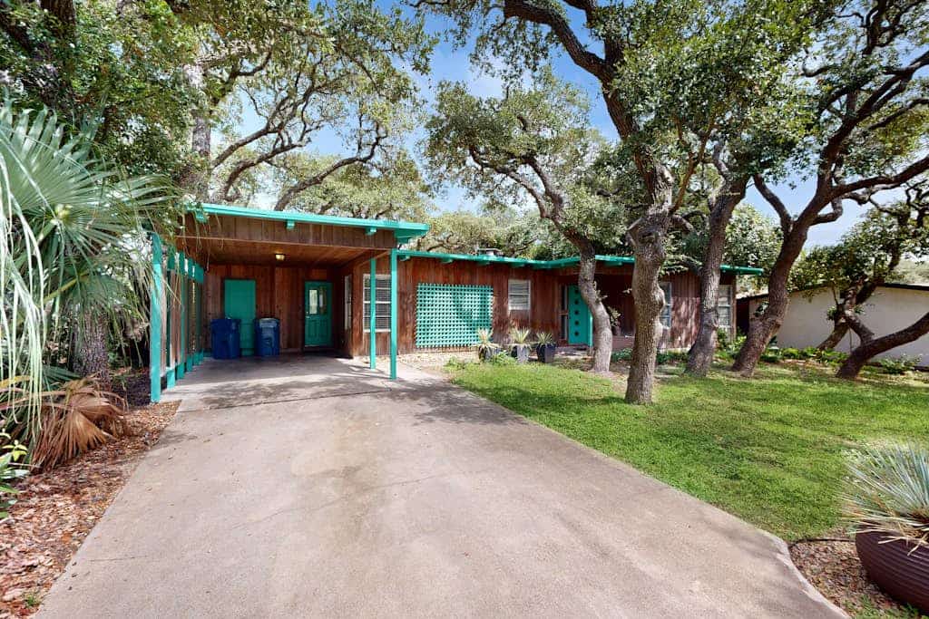 Zen Live Oak Living | Tranquil Backyard, Firepit, Grill | Lovely Lanai