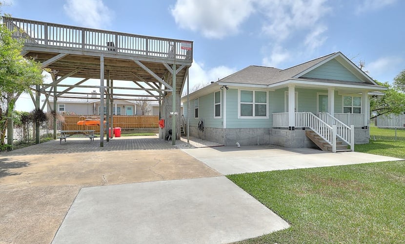 All-suite bay-view home with yard, kayak, & rooftop deck with panoramic views