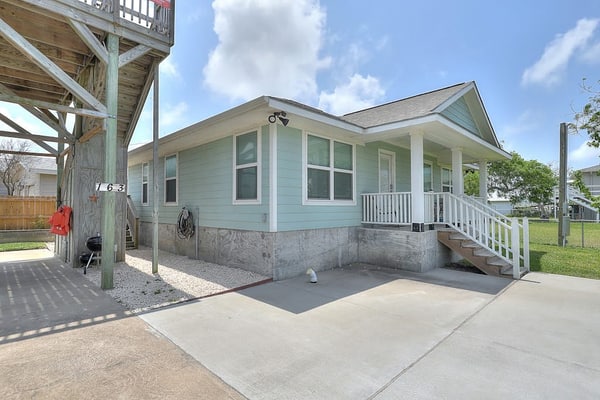 All-suite bay-view home with yard, kayak, & rooftop deck with panoramic views
