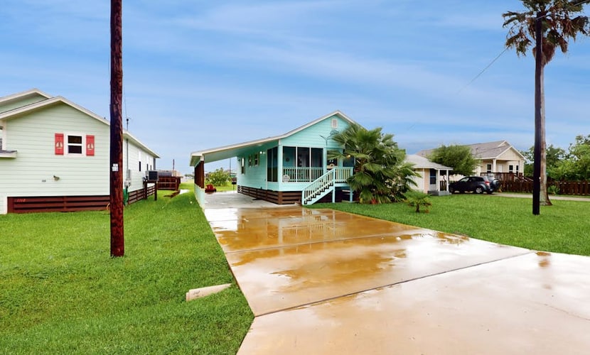 South Pearl Sailfish: Coastal-Chic Cottage w/ Screened Porch - Walk to Bay