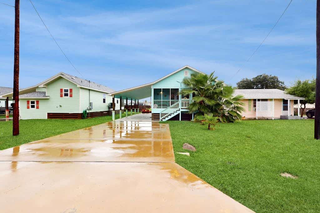 South Pearl Sailfish: Coastal-Chic Cottage w/ Screened Porch - Walk to Bay