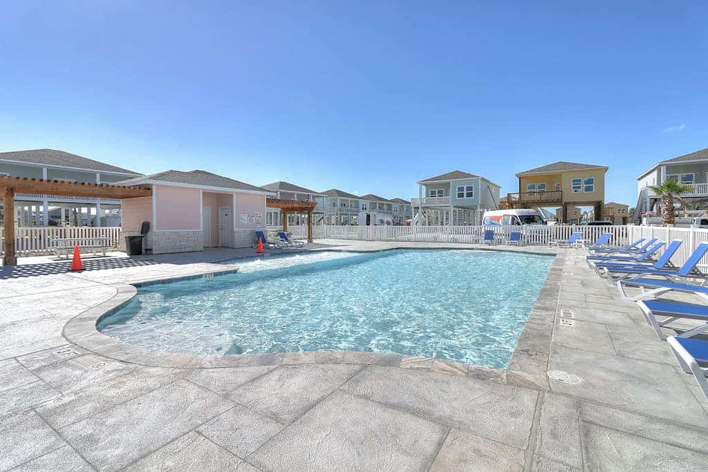 Placid home with balcony, patio, gas grill, washer/dryer, & pool - golf nearby