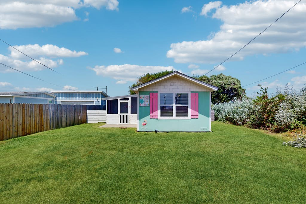 Flip Flop Cottage - Steps to Beach, Dog-Friendly