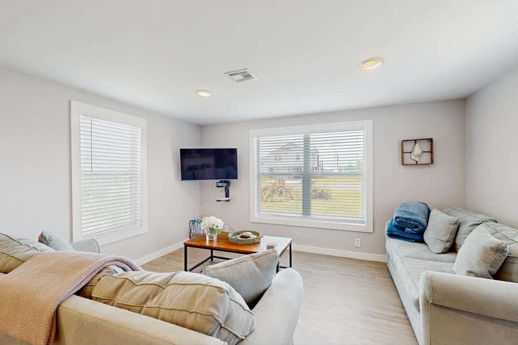 Cozy cottage with outdoor dining and grill - steps to beach & fishing