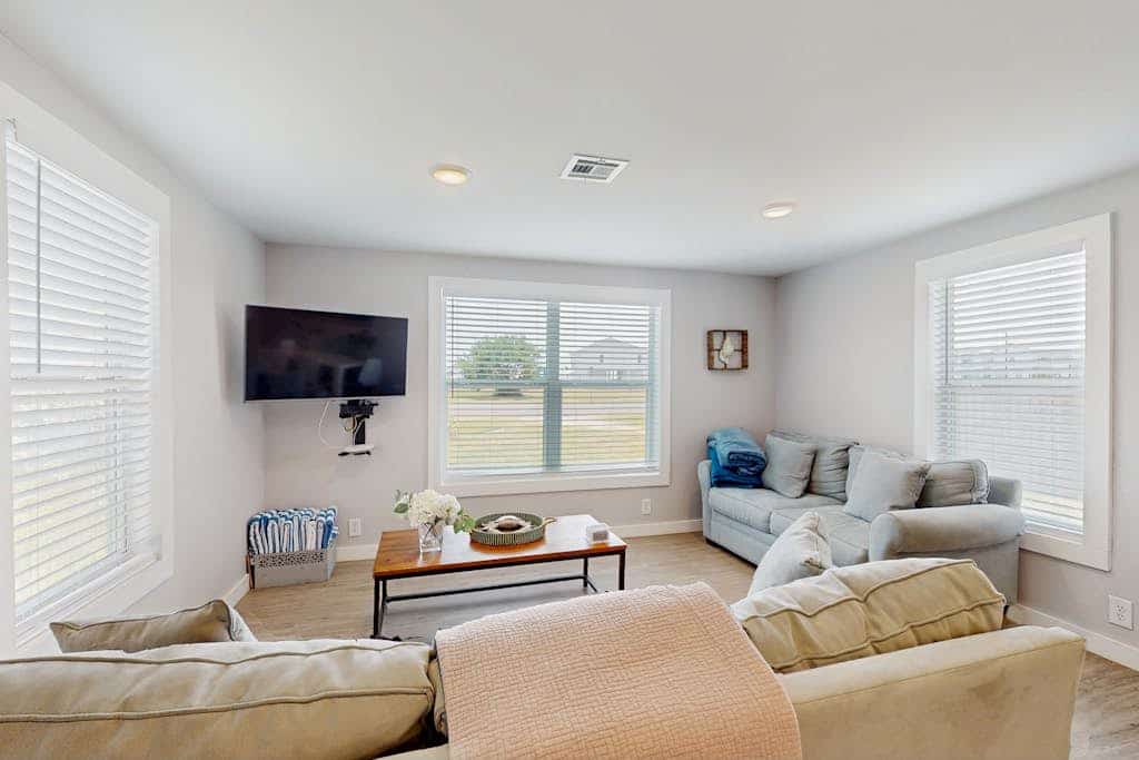 Cozy cottage with outdoor dining and grill - steps to beach & fishing