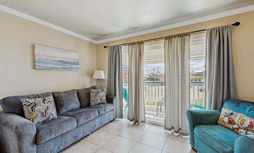 1st-floor condo with balcony, on-site pool, washer/dryer, grills, outdoor shower