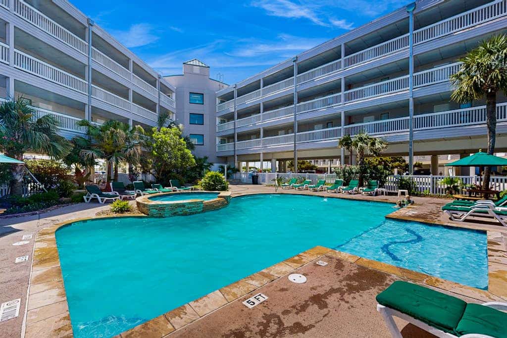 1st-floor condo with balcony, on-site pool, washer/dryer, grills, outdoor shower
