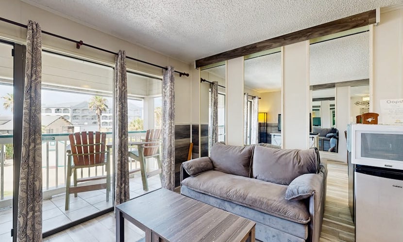 Beautiful Condo w/Ocean Views, Shared Pool, AC, & Fast WiFi