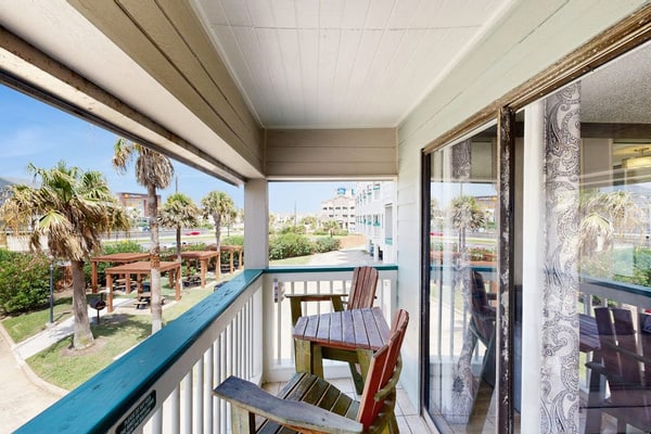 Beautiful Condo w/Ocean Views, Shared Pool, AC, & Fast WiFi
