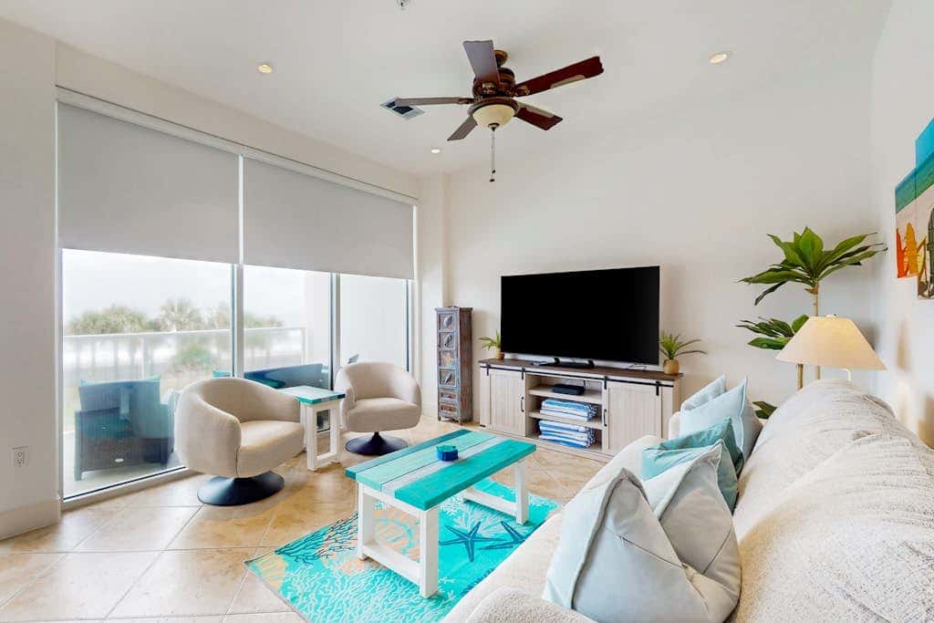 Pelican Oasis - Beachfront Condo, Pool & Hot Tub