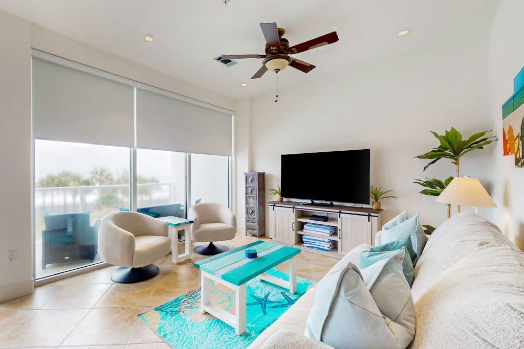 Pelican Oasis - Beachfront Condo, Pool & Hot Tub