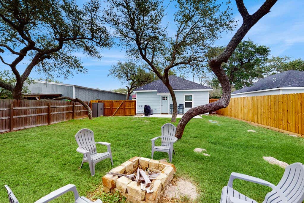 The Hammerhead - Near the Beach, Yard & Dogs OK