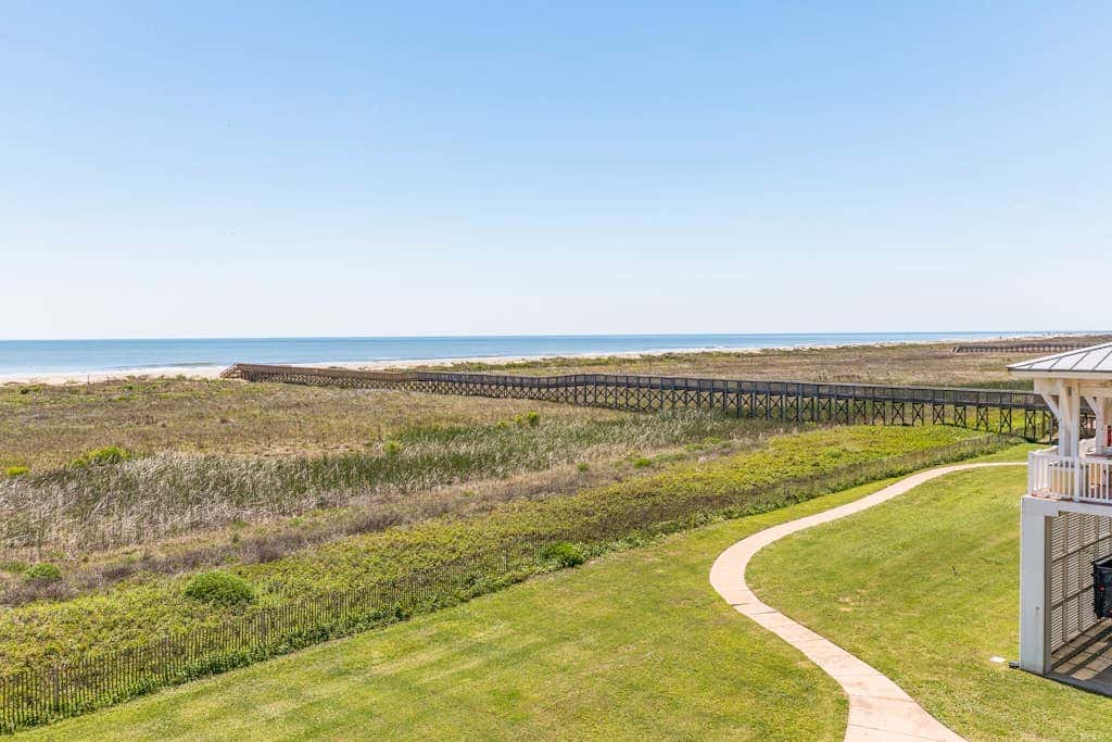 Pointe West Resort - Treasure on the Beach