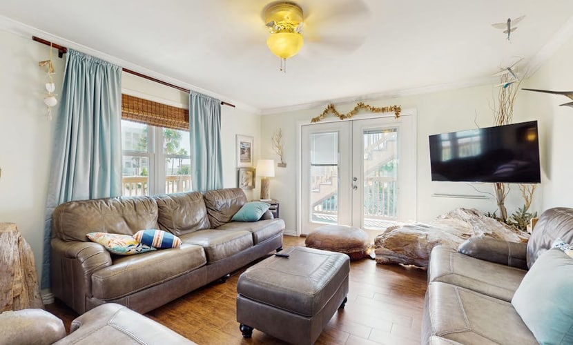 Dog-friendly condo with deck swings & panoramic views from crow's nest