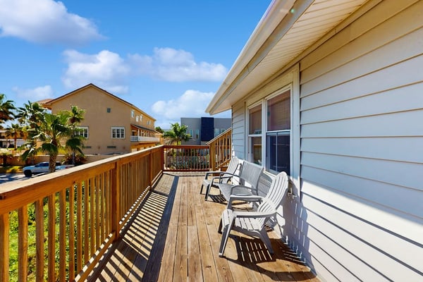 Dog-friendly condo with deck swings & panoramic views from crow's nest