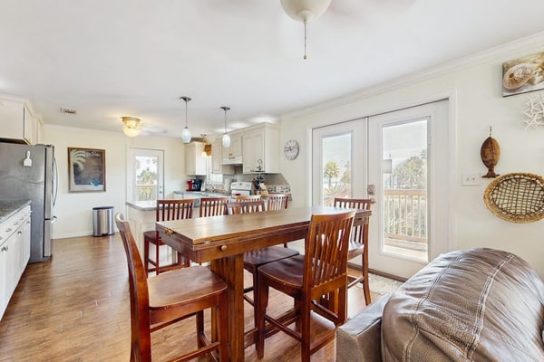 Dog-friendly condo with deck swings & panoramic views from crow's nest