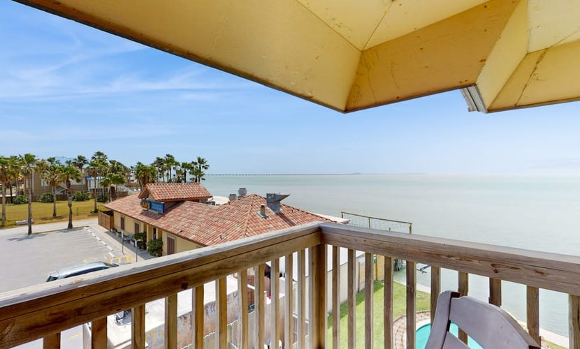 Bayfront condo close to beach with water views & pool access