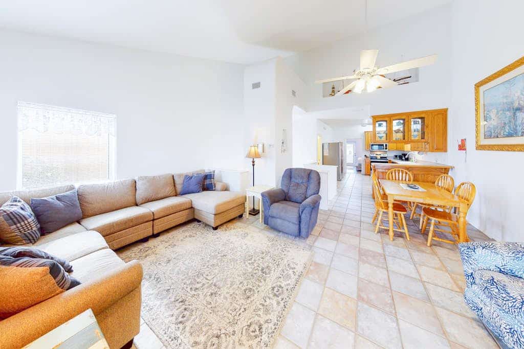 Acapulco Townhouse - Walk to Beach & Dog-Friendly