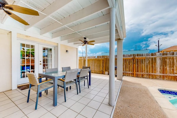Casa De La Isla with private pool - 1 block to beach