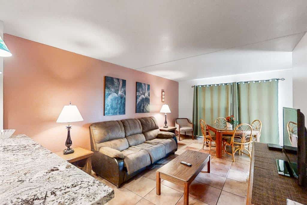 Snowbird-friendly, 2nd-floor condo with pool, hot tub & bay view - walk to beach