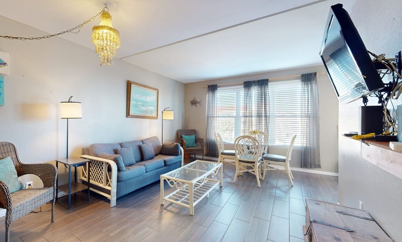 Cute Condo with Shared Pool & Hot Tub - Near the Beach and Schlitterbahn