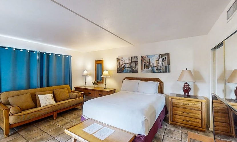 Charming studio near the beach with pool, hot tub & fast WiFi -snowbird-friendly