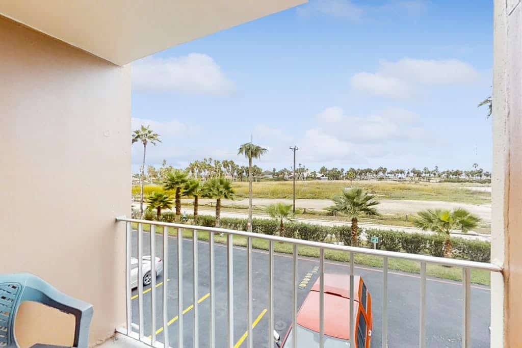 Charming studio near the beach with pool, hot tub & fast WiFi -snowbird-friendly