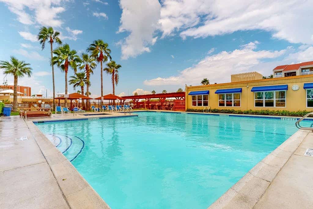 Charming studio near the beach with pool, hot tub & fast WiFi -snowbird-friendly