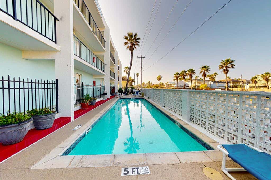 Continental #105 - Gulf-Front Condo, Beach Access