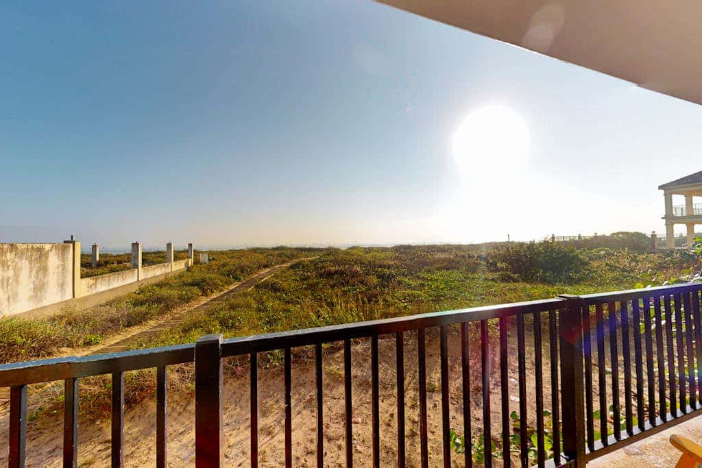 Continental #105 - Gulf-Front Condo, Beach Access